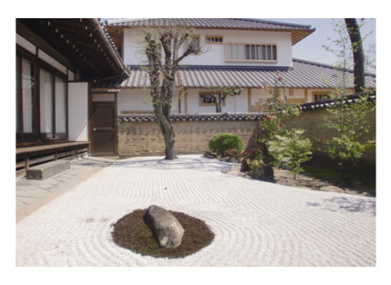 寺院内の美しい庭園