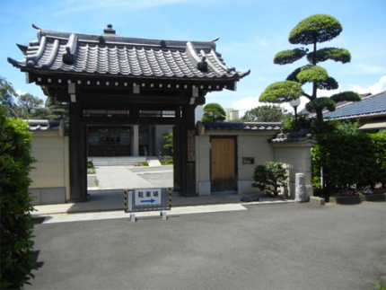 駅から徒歩約１０分の好立地にも関わらず、落ち着いた雰囲気を持つ心安らぐお寺です。