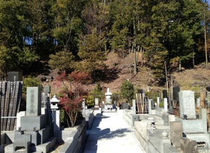 霊園の周辺は、ショッピングセンターや娯楽施設、みどり豊かな公園など、ご家族で楽しめる魅力いっぱいの好環境です。