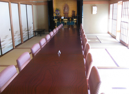 早稲田大学キャンパスがすぐ近くということもあり、学業成就・合格祈願・病気平癒・家内安全などの祈願のため、老若男女問わず多くの方に親しまれています。[客殿内]