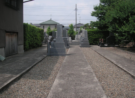 「本能寺の変」焼け跡から出土した「焼け兜」が保管されています。
