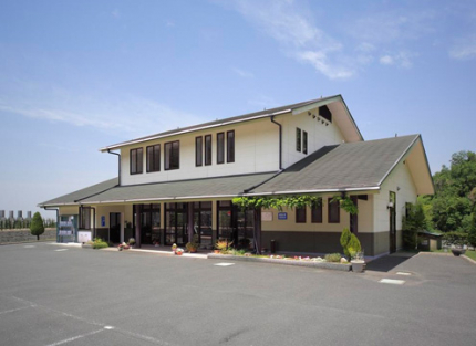<b>管理休憩棟</b>　お参りのご休憩や、法要等の幅広い用途にご利用いただける施設です。