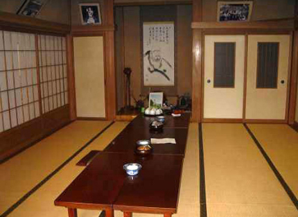 客殿を完備、法要、会食の際に利用頂けます。（墓前供養時、他寺院同行の際はご利用出来ません。）