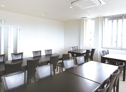 明るく清潔感のある施設内
