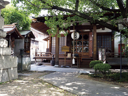 本堂前