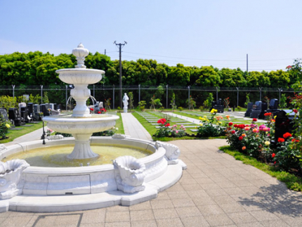 緑鮮やかで明るく開放的な霊園