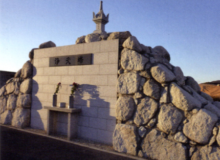 永代供養墓「浄光塔」本来の継承者に代わって寺院が合祀、永代に管理供養いたします。
