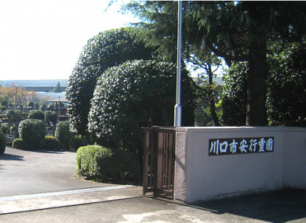 墓地入口