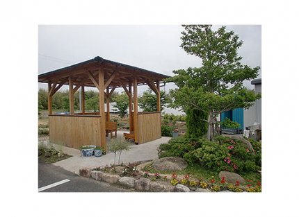 四日市市西部に位置し、近鉄湯の山線「桜町駅」より徒歩約１０分、東名阪自動車道「四日市インター」から約２分と好環境の霊園です。