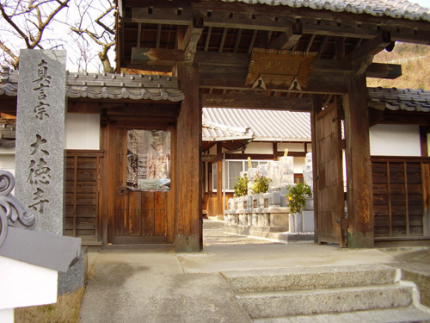 閑静な住宅街に佇む墓苑。