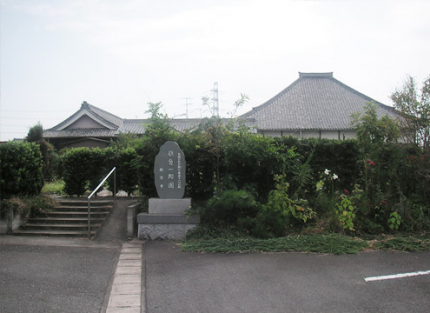 周囲は住宅地ですが、田畑が多く､のどかで閑静な場所に霊園があります。