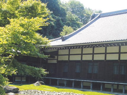 円覚寺では初心者の方も気兼ねなく参加できる坐禅会を開催しているので、座禅に興味のある方は「土曜坐禅会」や「日曜説教坐禅会」などへご参加されてみてはいかがでしょうか