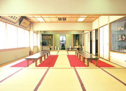  陽当たりの良い南向きのお墓です。