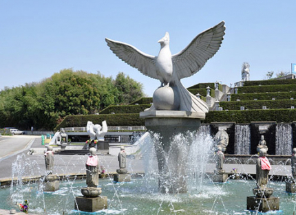 従来の墓石区画をはじめ、永代供養墓、洋墓専用のフランス式庭園墓地など、充実した設備と施設が揃う霊園。