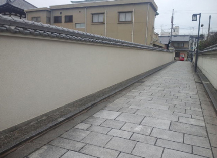 由緒あるお寺でご先祖様の供養を。