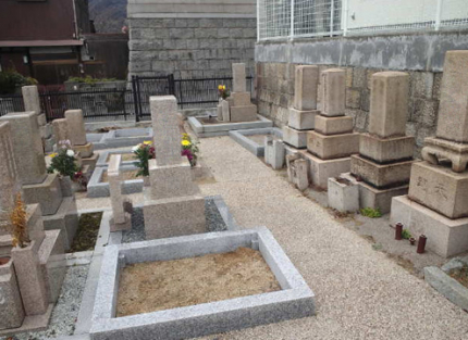 南向の斜面に位置するため、神戸港が一望できる見晴らしの良い霊園です。