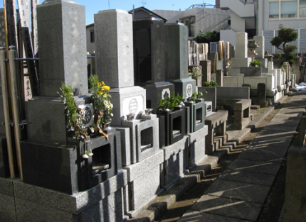 宝泉寺までのアクセスは、東西線「早稲田駅」徒歩約３分、JR・西武新宿線「高田馬場駅」より都営バス 「早大正門」下車徒歩約３分。