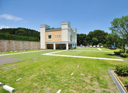 青い空を仰ぎ、柔らかな「春の芽吹き」、風薫る「初夏の新緑」、錦織なす「秋の紅葉」と四季折々の豊かな自然に囲まれた環境です。