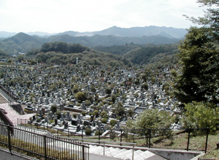 霊園全景 - 霊園からはパノラマの展望で、陣馬高原、奥多摩、遠く秩父方面の山々までを望みます。