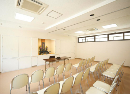 <b>斎事室</b>　管理休憩棟の２階にあり、法事や会食にご利用いただけます。<br />仕出しの手配も承っております。