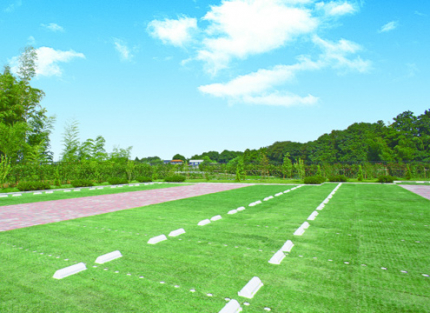 芝生墓地やペットも埋葬できる区画もございます。