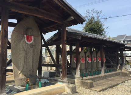 墓地内