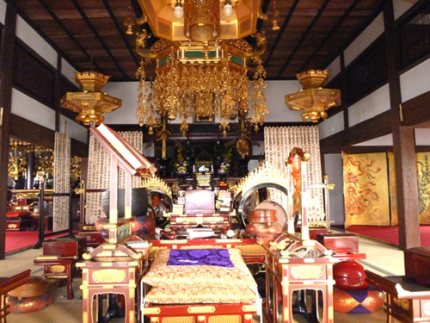 御本堂内風景