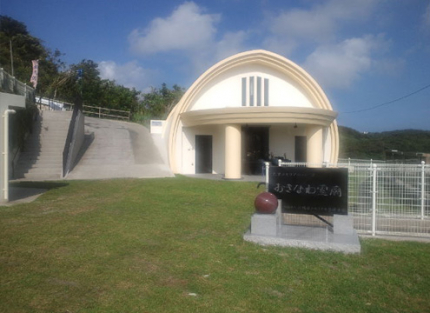 管理棟 - 園内専用カート(※スタッフによる運行) もございます。