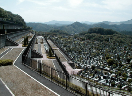 霊園全景 - 四季折々の美しい自然を望む光景は訪れる人の心をやさしく解きほぐします。