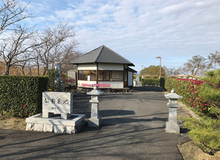 入口と東屋