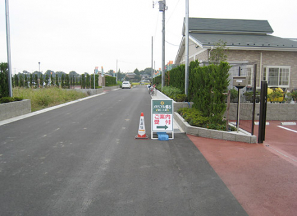 霊園入口