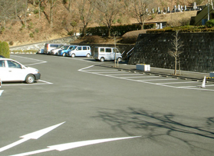 お墓を囲む周囲道路に併設された駐車場(50台)の他に、園内各所(6箇所)にそれぞれ20台～30台分の駐車スペースがあります。