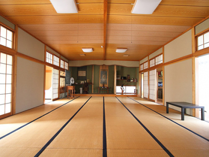 葬儀や法要など多用途に利用される会館内部。 