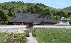 お寺を象徴する山門は、明治時代に建てられた「不許葷酒入山門」の碑があり、歴史を感じさせてくれます