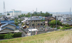 淀川の堤防よりの墓地風景