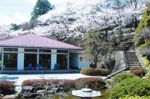 広大な自然に囲まれた多摩地区有数の公園霊園