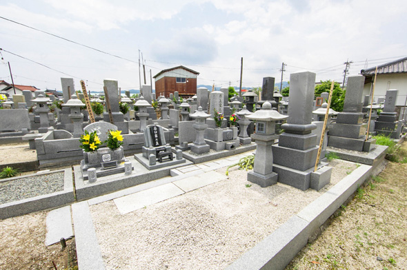 すべての区画が平坦地でお墓参りがしやすい境内墓地です。