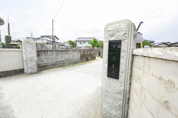  お寺に隣接しており、駐車場・水道などもご利用いただけます。