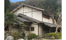 園内の三重の塔は圧巻です。
