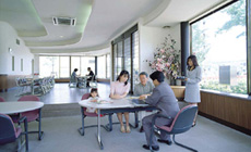 室内休憩所内 - 明るい光が差し込む休憩所でほっと一息