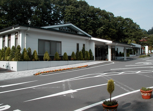 管理棟 - 法要やご会食、ご休憩などをとっていただけるほか、地元秋川・奥多摩の特産品も取り揃えた売店を備えております。