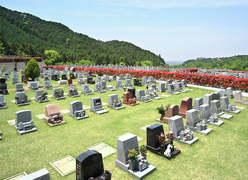 <b>芝生墓地区画</b>　おしゃれな洋碑、デザイン墓石が芝生の緑に映えます。