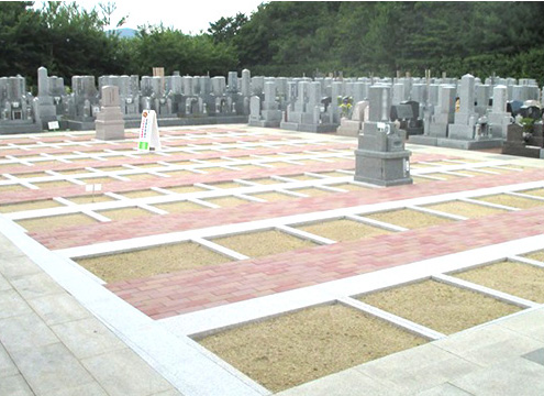 数々の歴史に名を刻んだ地である「京都・伏見」の丘にあり、美しい花や樹に包まれた環境