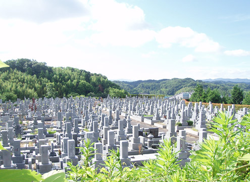 吉川IC出口からの霊園風景