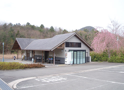 管理棟、駐車場