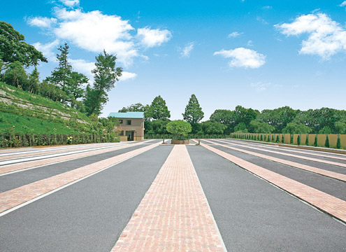 墓域は全て平坦なバリアフリー設計。車イスの方も安心してお参りいただけます。