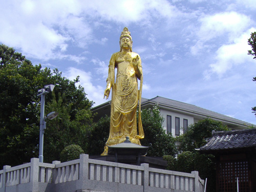 谷中という都心部にあって風情のある静かな場所