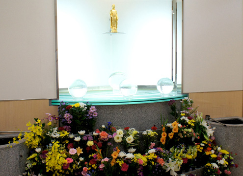 ロビーのお花立て