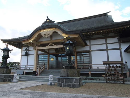 昔から町のコミュニケーションの中心地であった真證寺境内。
