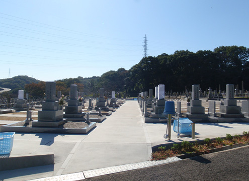 墓地内の段差をなくし通路幅を広く設計
